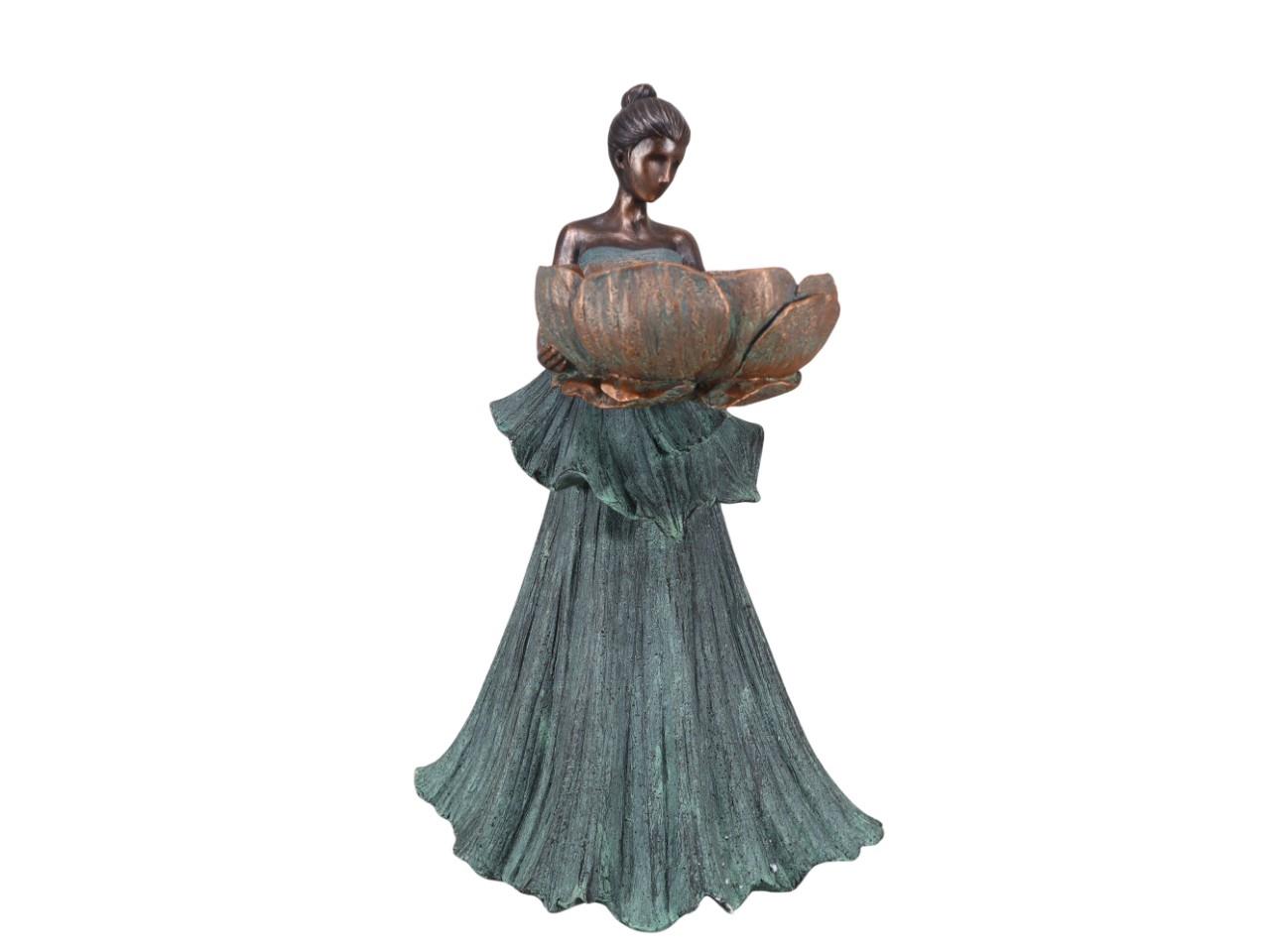 Frau m. Kleid und Blume Polyresin grün D35xH56cm