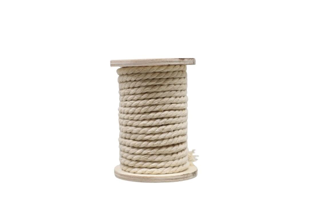 Holzspule m. Baumwollekordel D5mm 6,8 Meter weiss Holzspule m. Baumwollekordel D5mm 6,8 Meter weiss