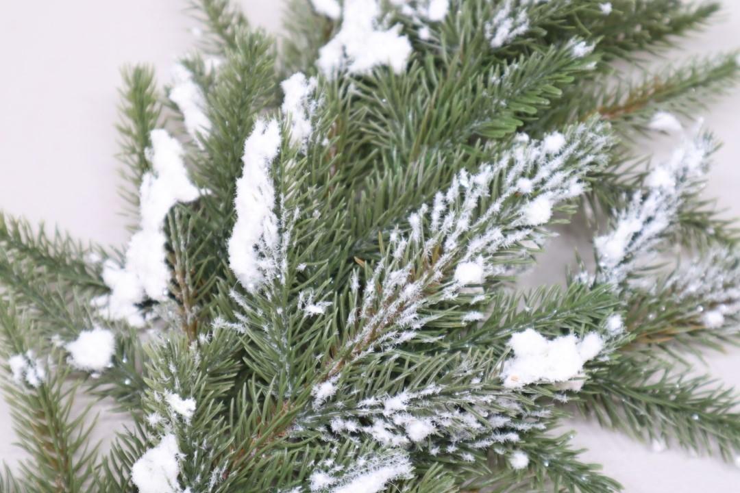 Tannenzweig 55 cm m. Schnee grün-weiss Tannenzweig 55 cm m. Schnee grün-weiss