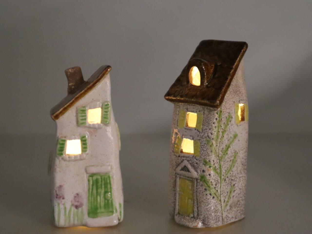 Häuser inkl. LED stehend m. Dekor Keramik sort. H9,5-11cm