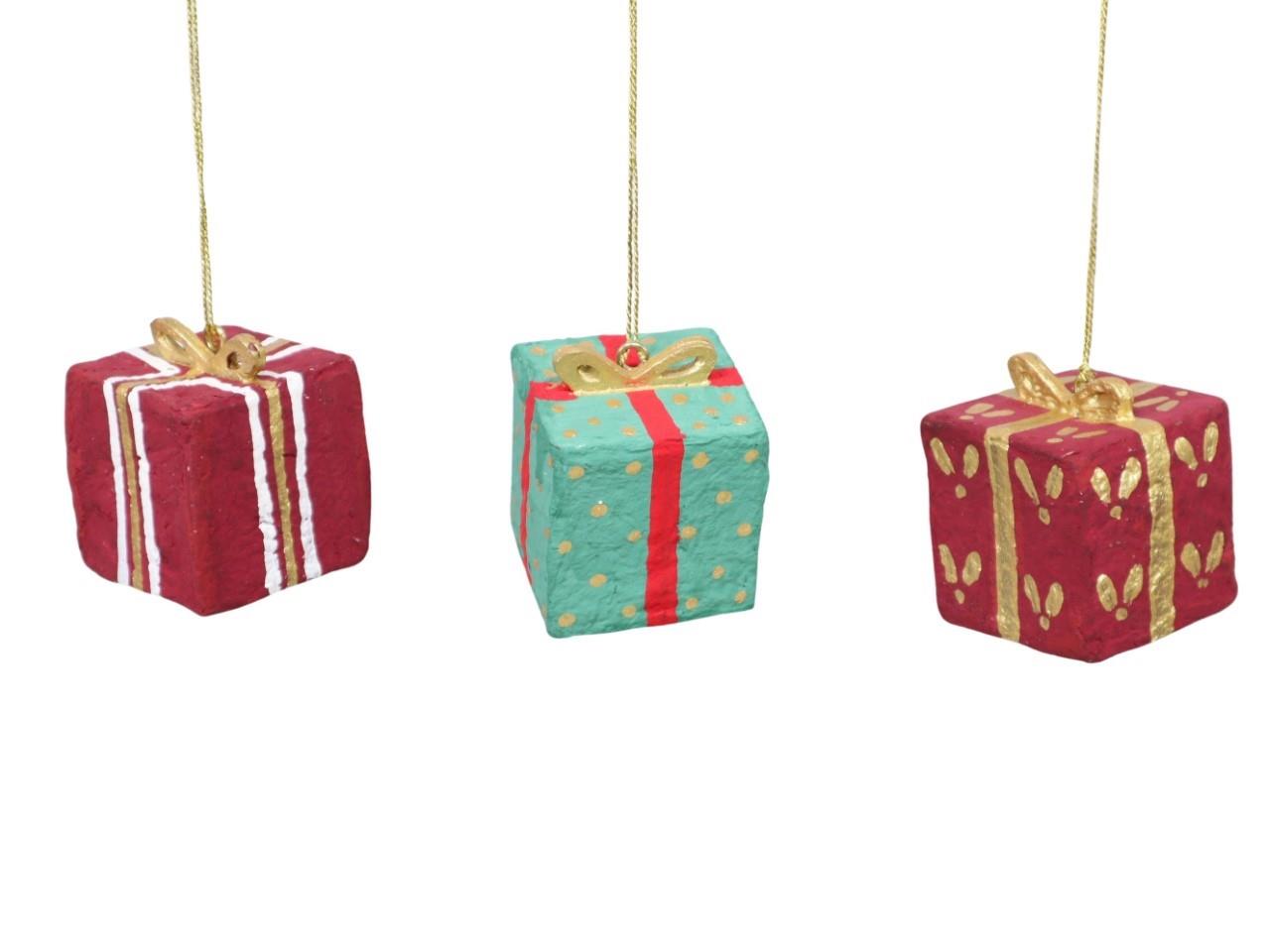 Hänger Geschenkepäckchen Pappmache frb. sortiert D6cm Hänger Geschenkepäckchen Pappmache frb. sortiert D6cm